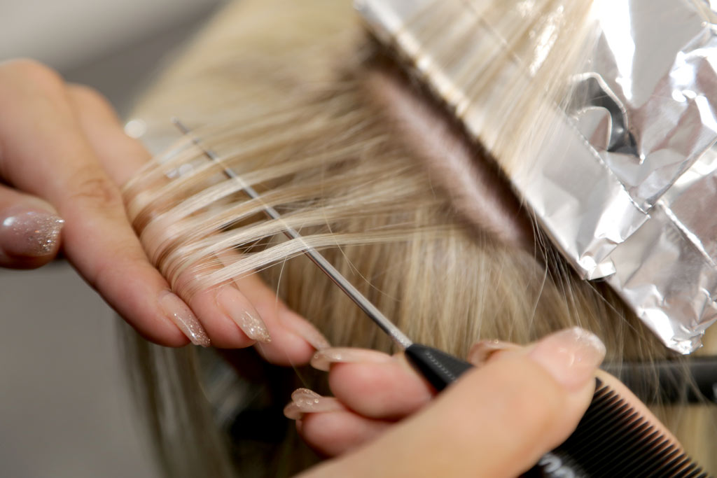 Strähnen und Haare richtig färben
